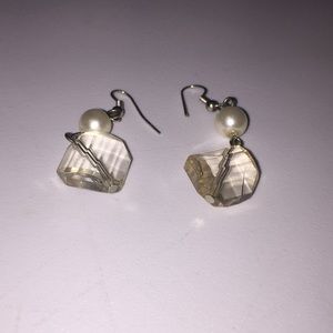 Pearl earrings with white jewel